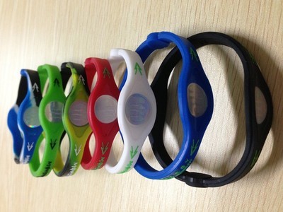 现货2元店男式手镯 PVC与硅胶手带批发的时尚选择